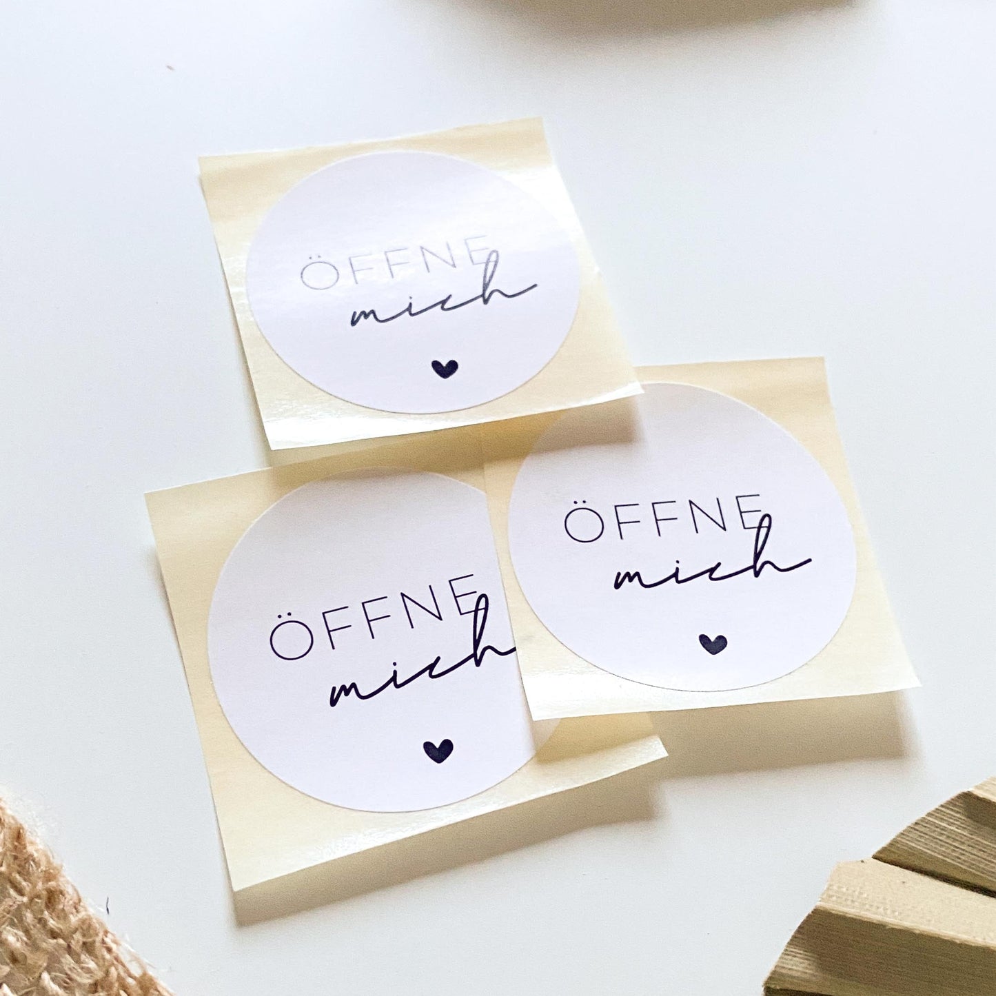 Aufkleber "Öffne mich" weiß 4 cm rund packsome
