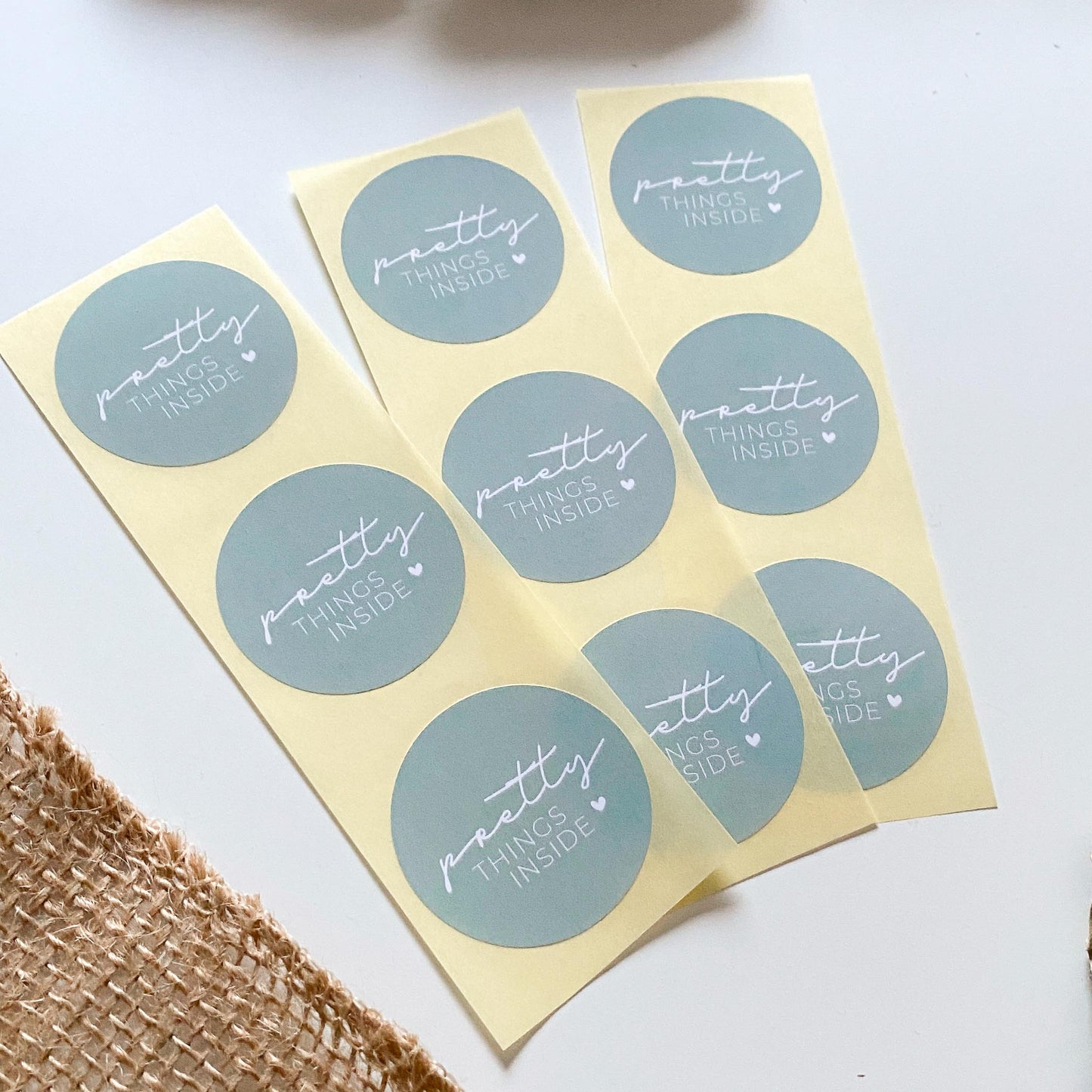Aufkleber "Pretty Things Inside" grün 4 cm rund packsome