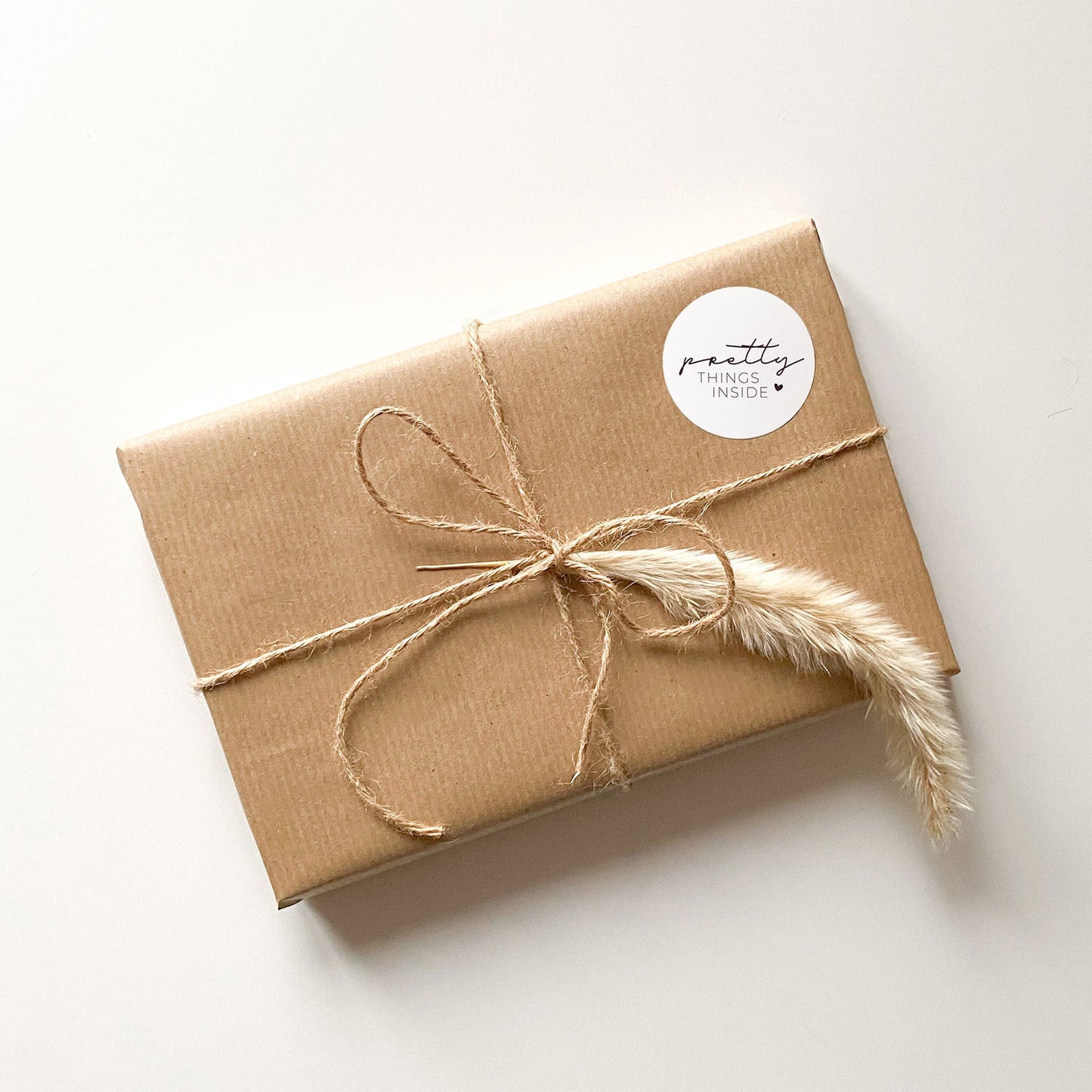 Aufkleber "Pretty Things Inside" weiß 4 cm rund packsome