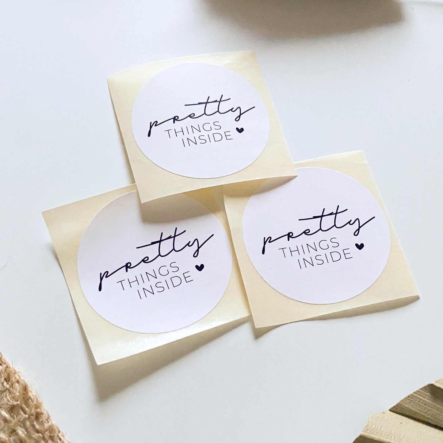 Aufkleber "Pretty Things Inside" weiß 4 cm rund packsome