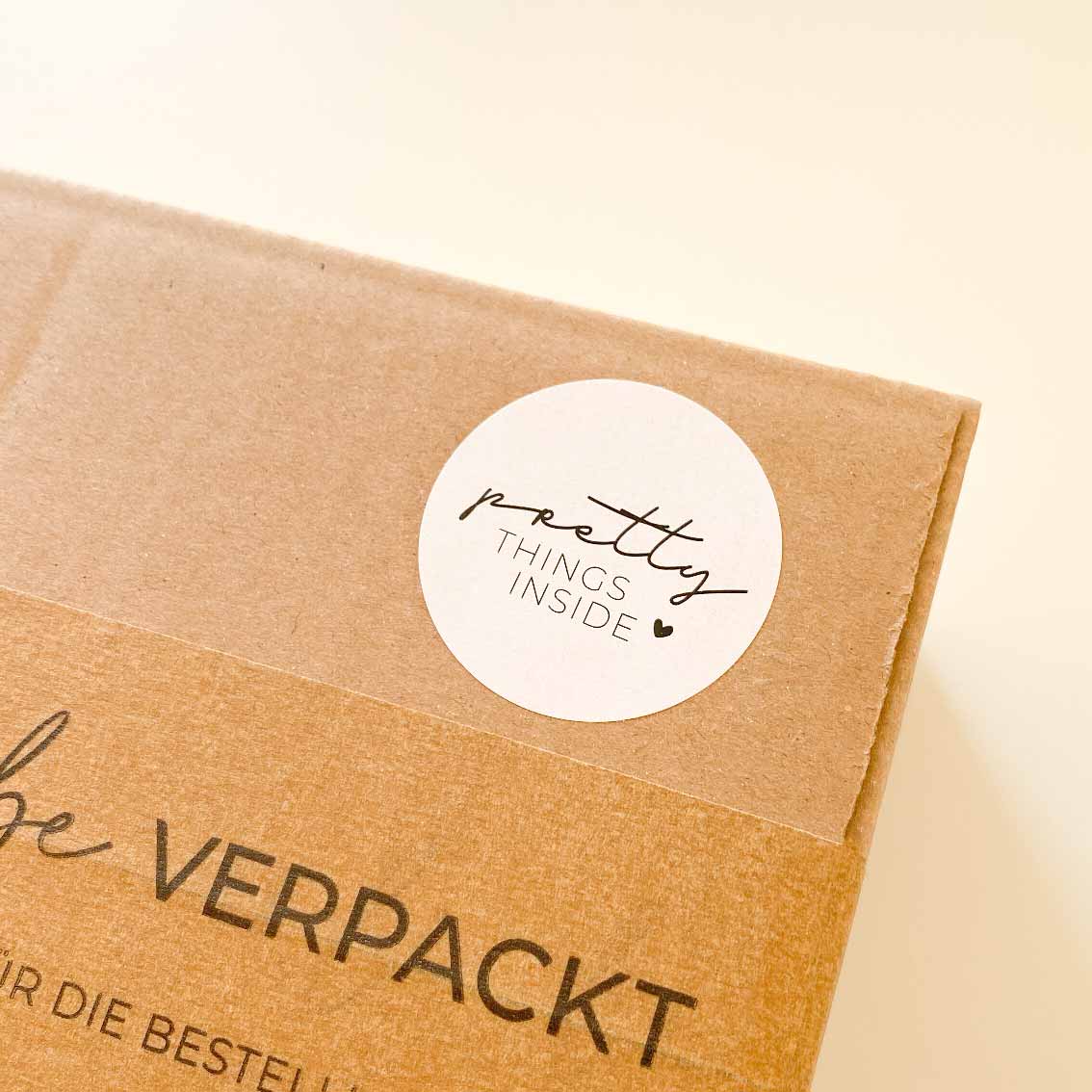Aufkleber "Pretty Things Inside" weiß 4 cm rund packsome