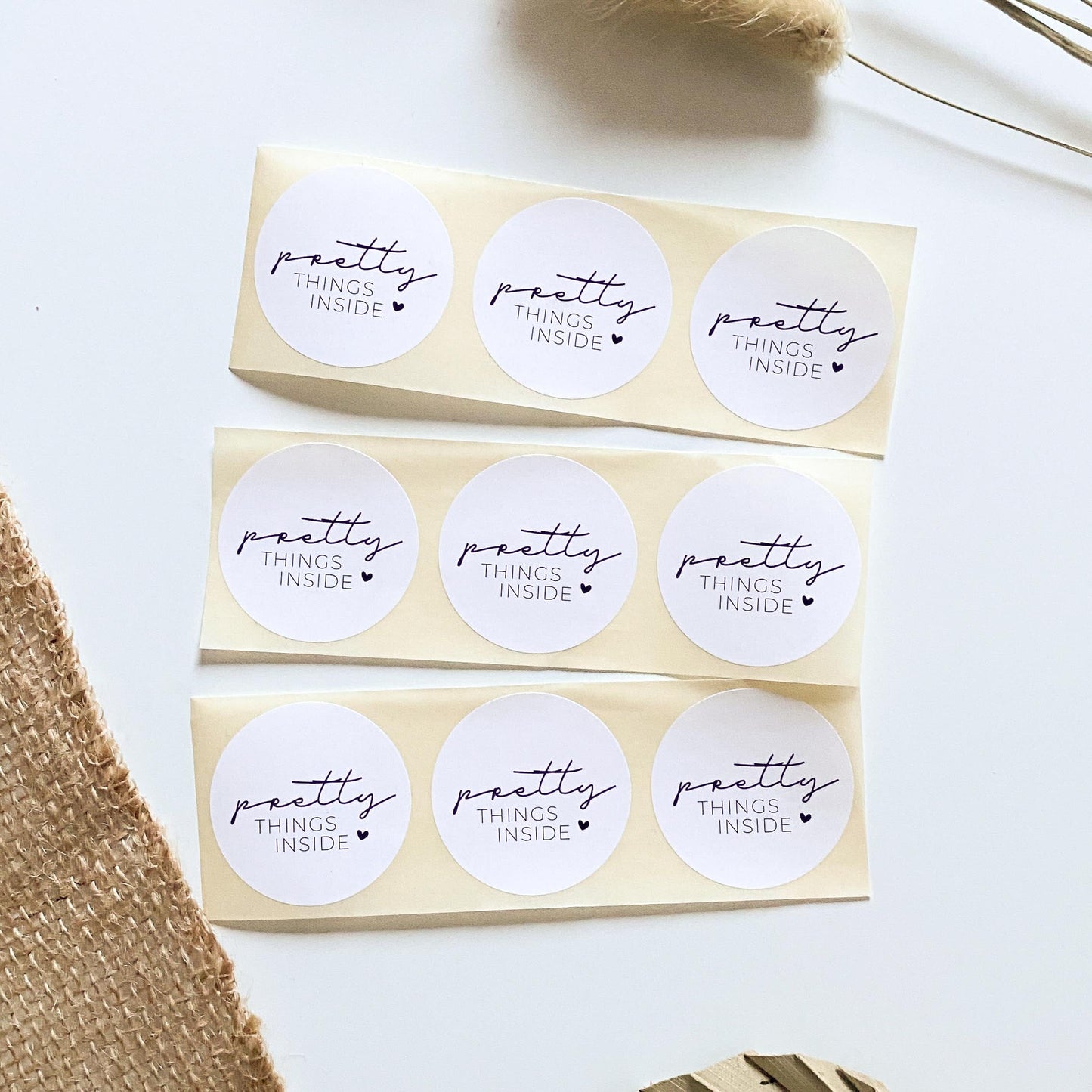 Aufkleber "Pretty Things Inside" weiß 4 cm rund packsome